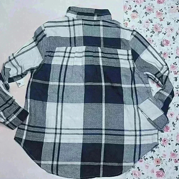 Old Navy Plaid Cropped Button Down - Picture 4 of 4